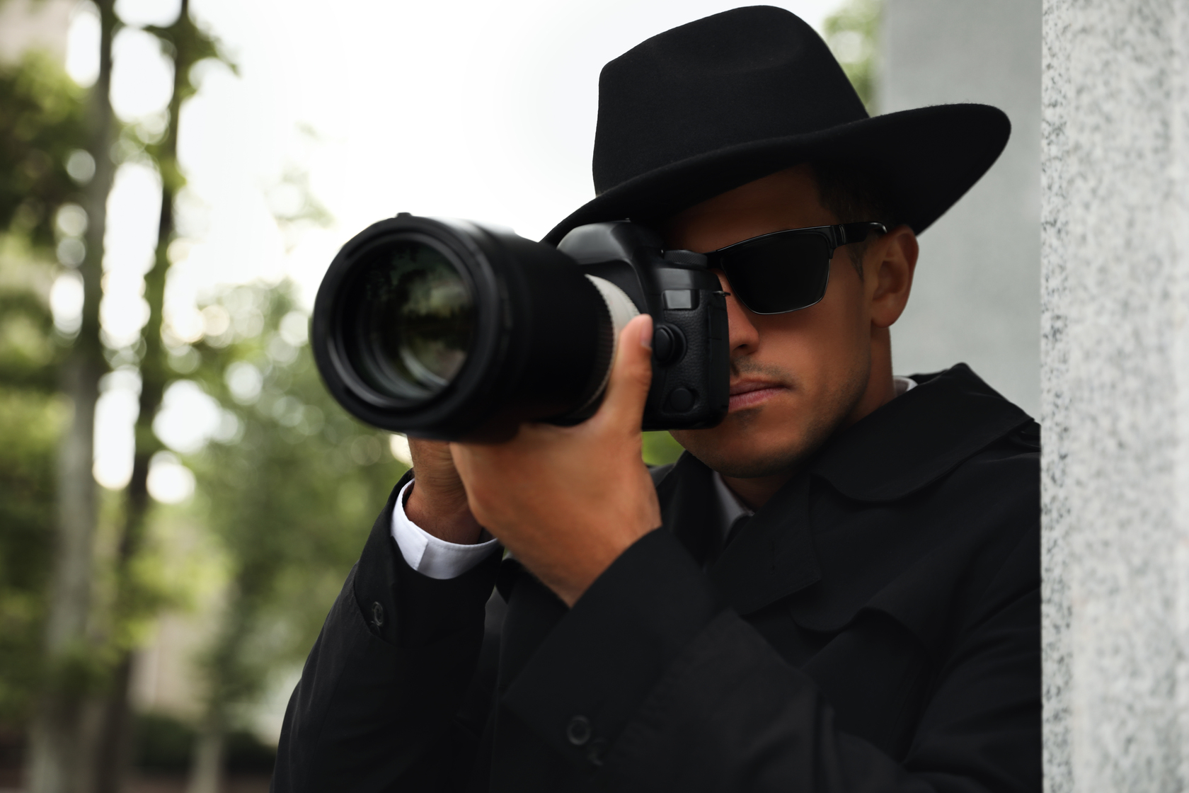 Detective en Murcia investigando un entorno laboral, revisando archivos y conversando con empleados en una oficina