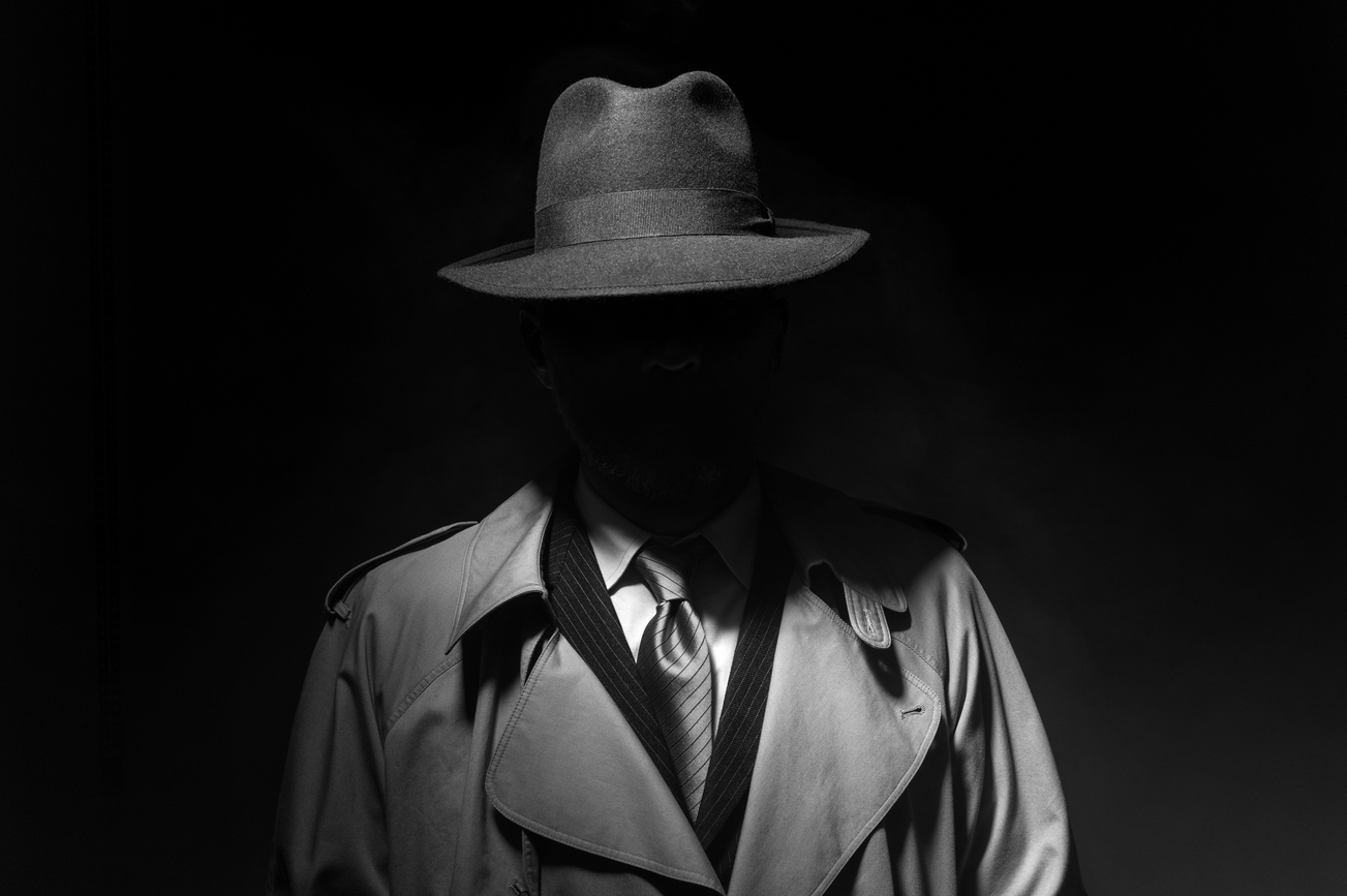 Detective manejando datos confidenciales en una oficina en Murcia, protegiendo la información con equipos seguros